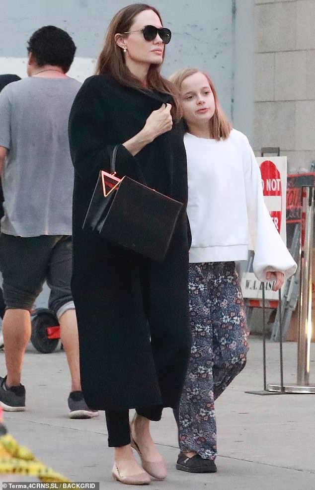 angelina jolie moc mac ra pho di mua sam cung con gai cung dip dau nam hinh 1