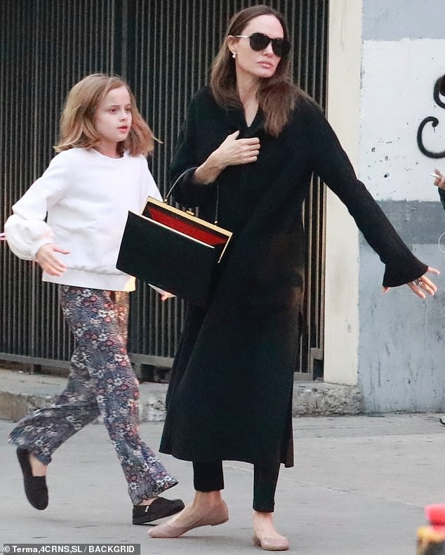 angelina jolie moc mac ra pho di mua sam cung con gai cung dip dau nam hinh 2
