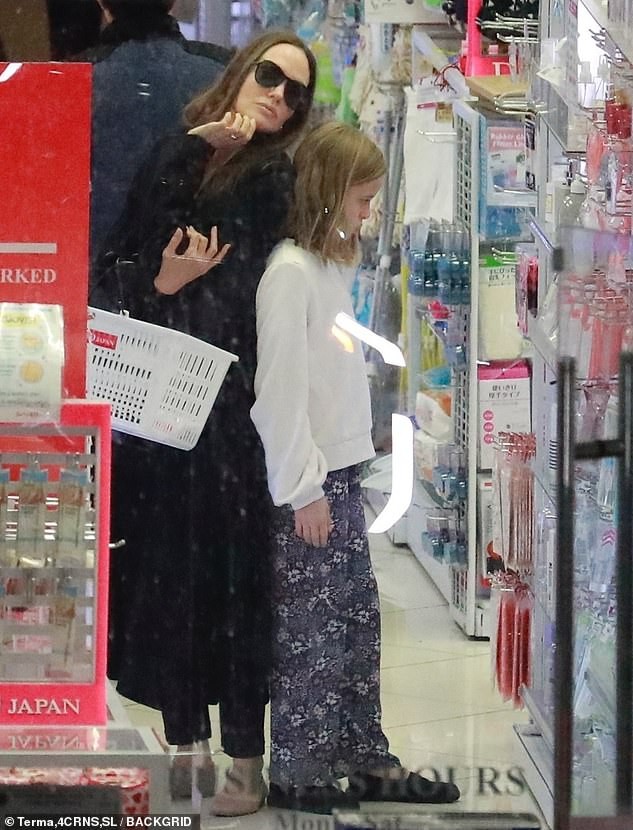 angelina jolie moc mac ra pho di mua sam cung con gai cung dip dau nam hinh 3