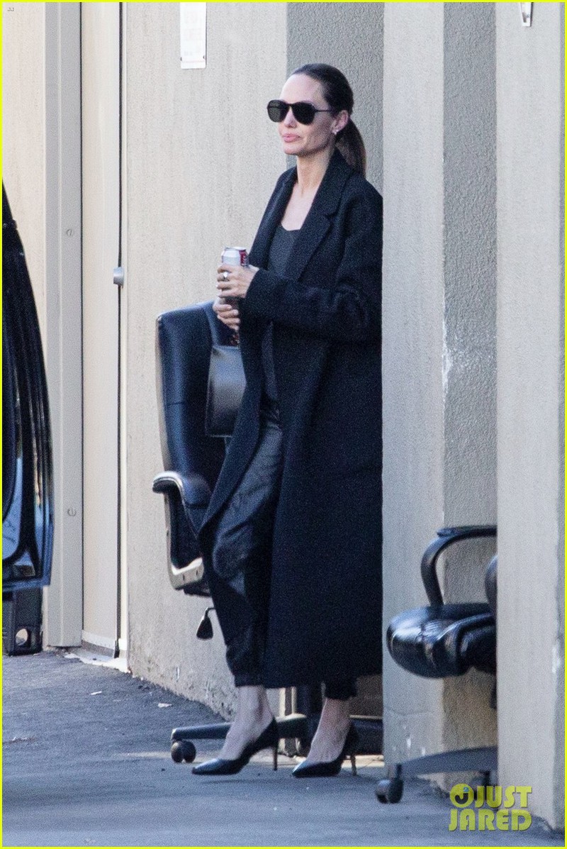 angelina jolie moc mac ra pho di mua sam cung con gai cung dip dau nam hinh 4