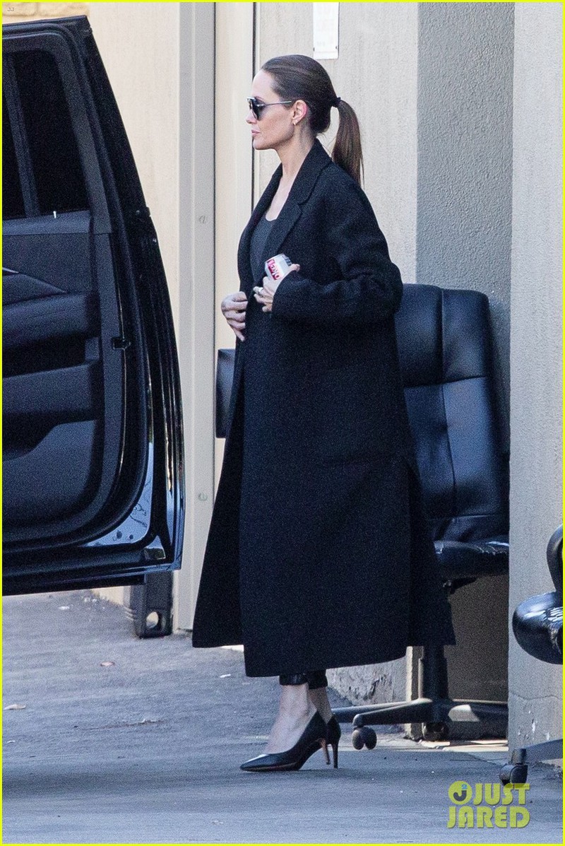 angelina jolie moc mac ra pho di mua sam cung con gai cung dip dau nam hinh 6