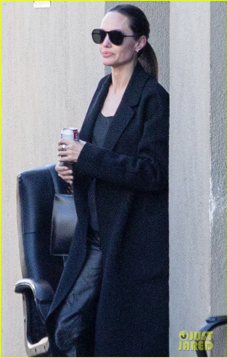 angelina jolie moc mac ra pho di mua sam cung con gai cung dip dau nam hinh 7