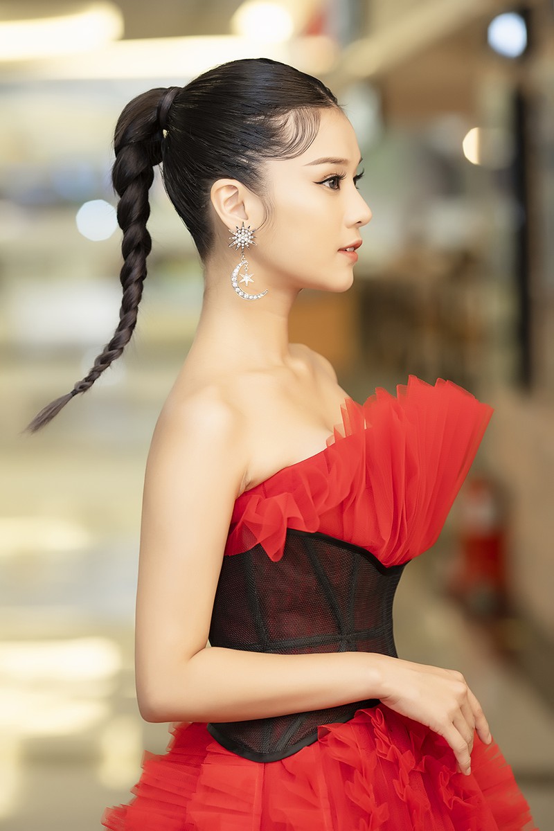 hoang yen chibi xinh dep rang ro ra mat mv "canh hoa ton thuong" hinh 1