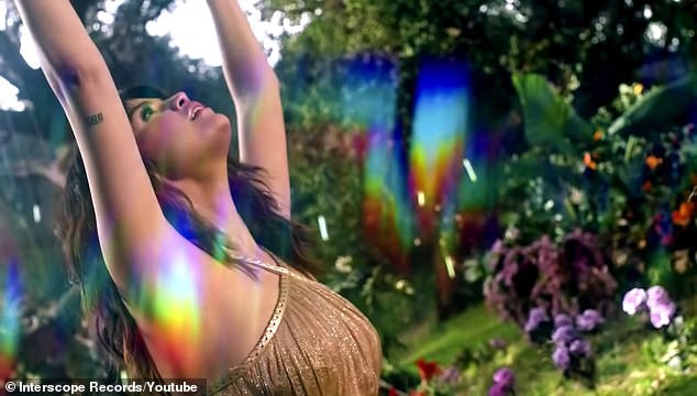selena gomez khoe hinh xam ky niem ve ca ghep than trong album "rare" hinh 2