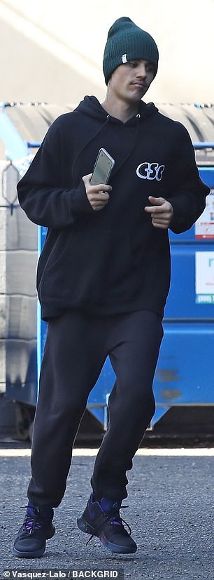 justin bieber buon ba den studio sau khi xac nhan mac benh lyme hinh 2