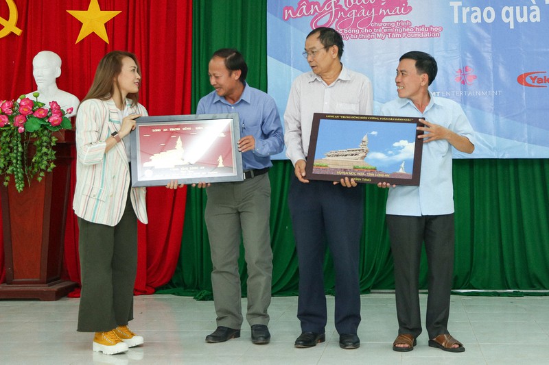 my tam trao qua tet cho ba con ngheo tinh long an hinh 4