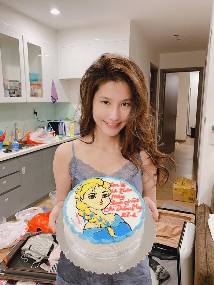 chuyen showbiz: ho ngoc ha xinh dep, e ap om kim ly tu phia sau hinh 9