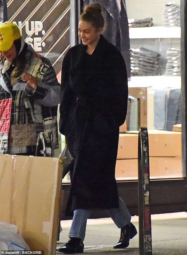 gigi hadid rang ro di dao pho cung ban be sau khi tai hop zayn malik hinh 2