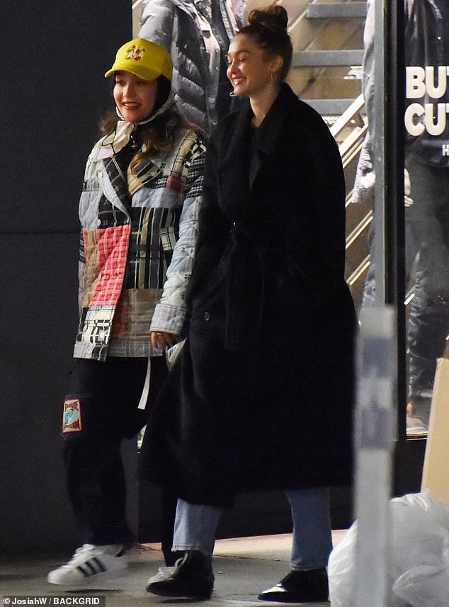 gigi hadid rang ro di dao pho cung ban be sau khi tai hop zayn malik hinh 3