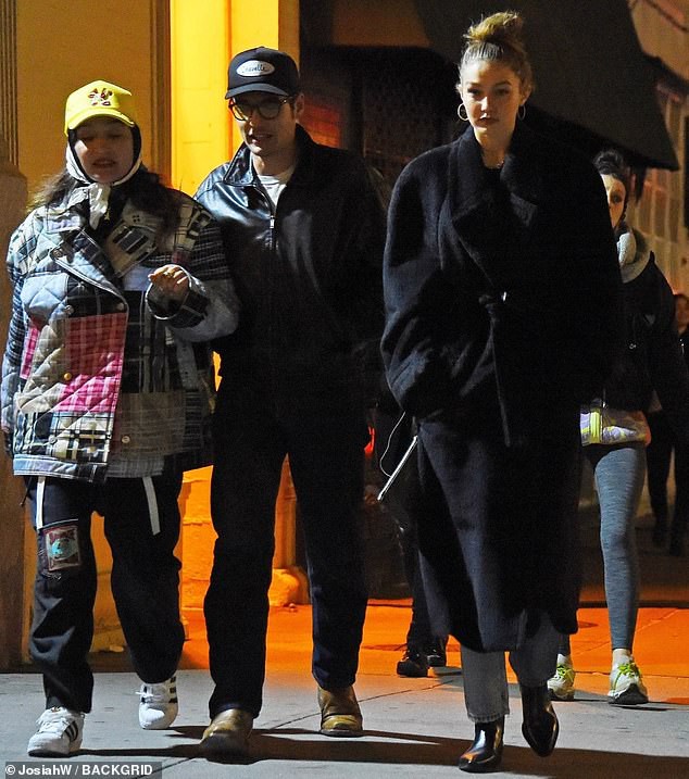 gigi hadid rang ro di dao pho cung ban be sau khi tai hop zayn malik hinh 5