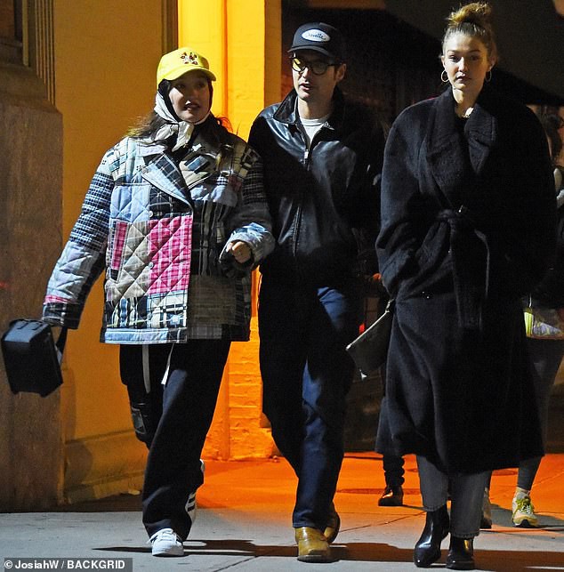 gigi hadid rang ro di dao pho cung ban be sau khi tai hop zayn malik hinh 6