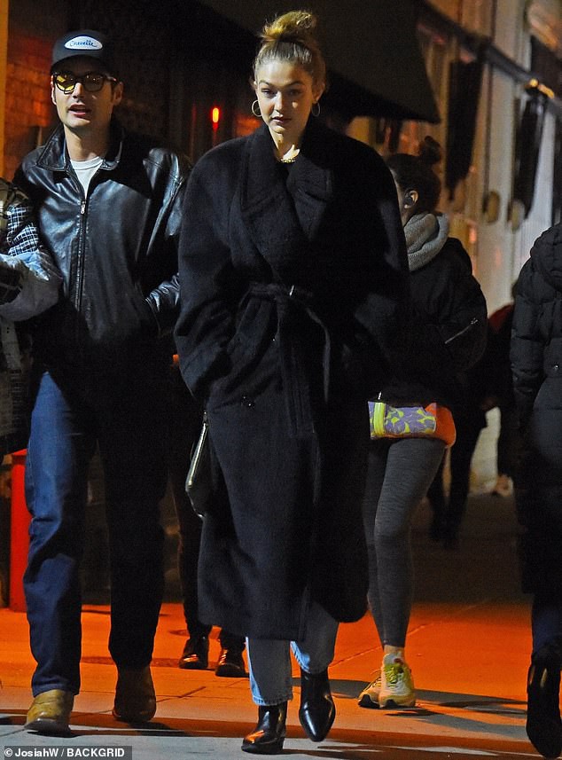 gigi hadid rang ro di dao pho cung ban be sau khi tai hop zayn malik hinh 7