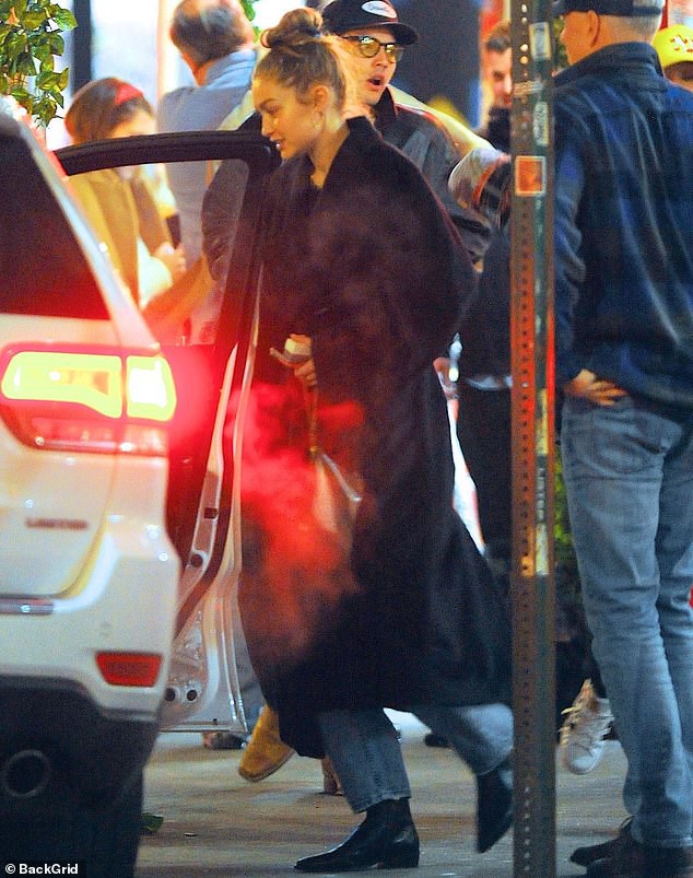 gigi hadid rang ro di dao pho cung ban be sau khi tai hop zayn malik hinh 8