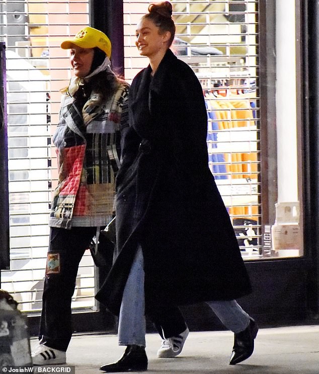 gigi hadid rang ro di dao pho cung ban be sau khi tai hop zayn malik hinh 9