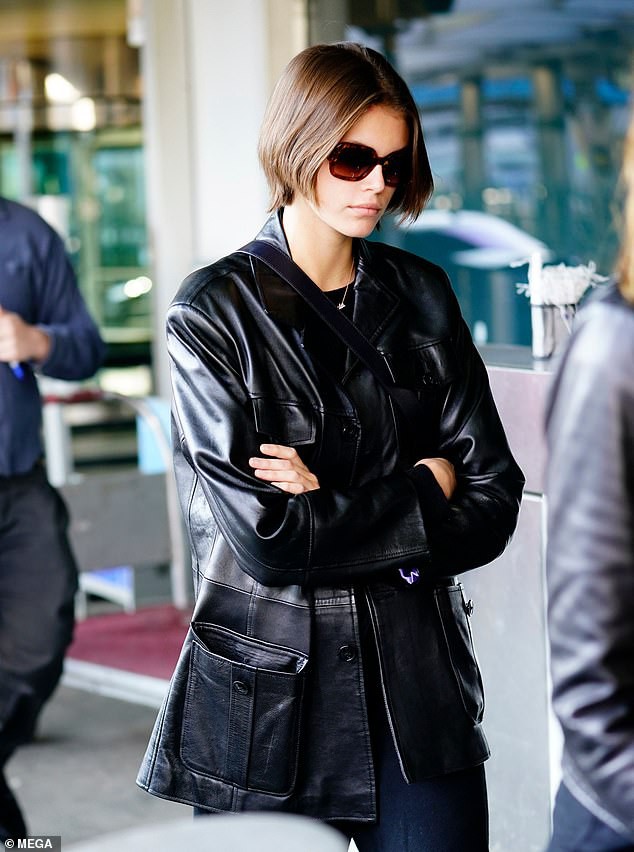 con gai cindy crawford buon ba khi me "ho tong" o san bay hinh 2