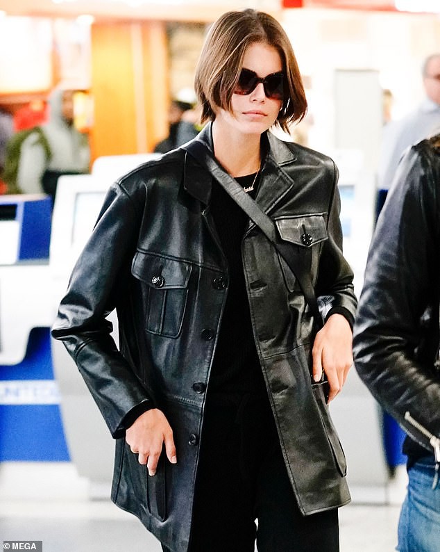 con gai cindy crawford buon ba khi me "ho tong" o san bay hinh 3