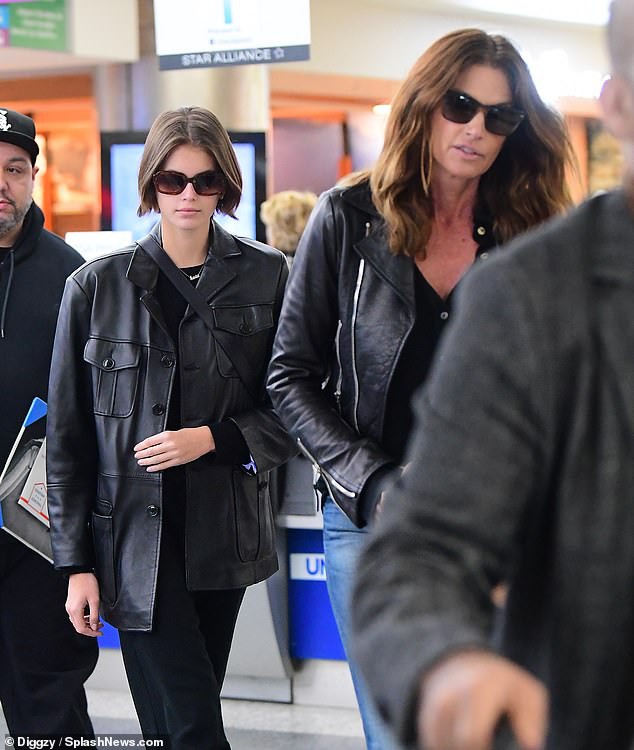 con gai cindy crawford buon ba khi me "ho tong" o san bay hinh 4