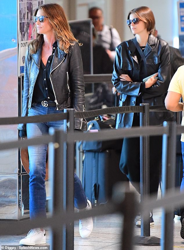 con gai cindy crawford buon ba khi me "ho tong" o san bay hinh 5