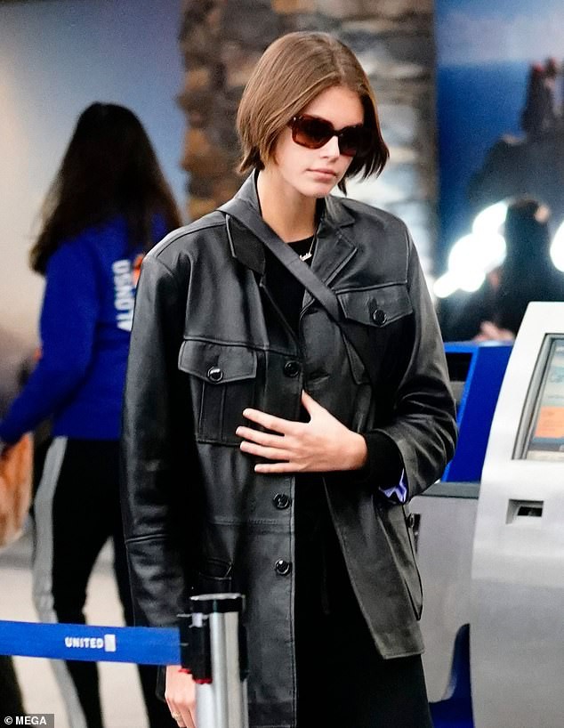con gai cindy crawford buon ba khi me "ho tong" o san bay hinh 8