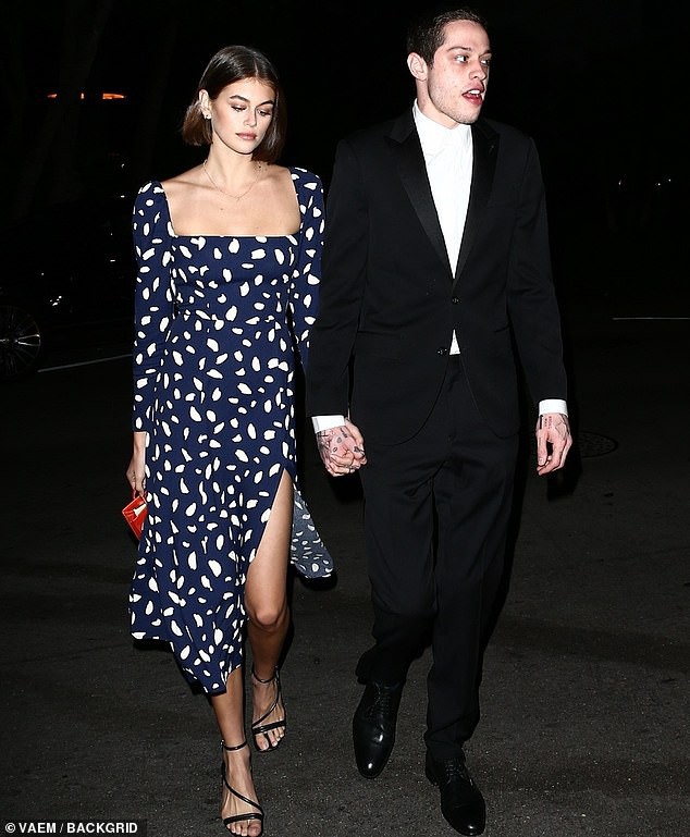 con gai cindy crawford buon ba khi me "ho tong" o san bay hinh 9