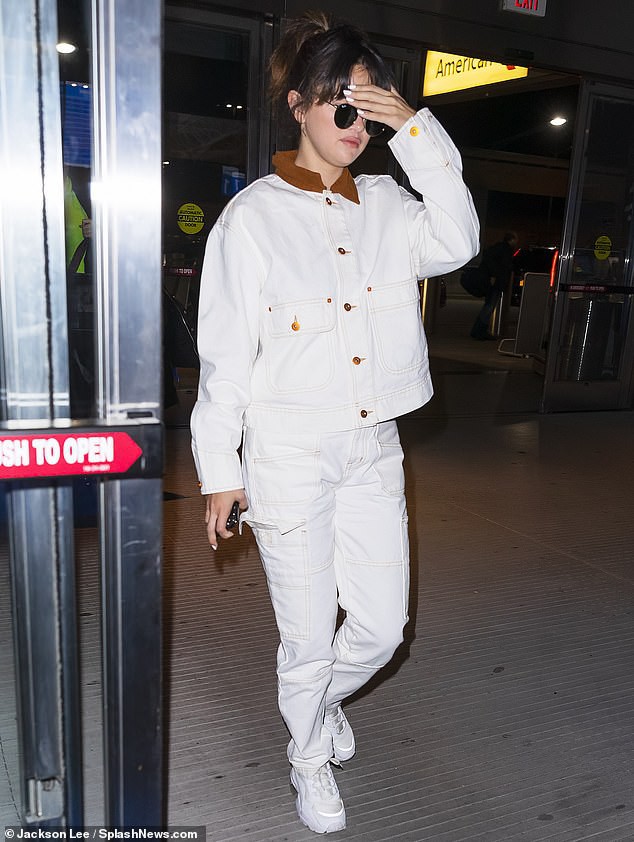 selena gomez lo ve buon ba, lien tuc che mat khi xuat hien o san bay hinh 1