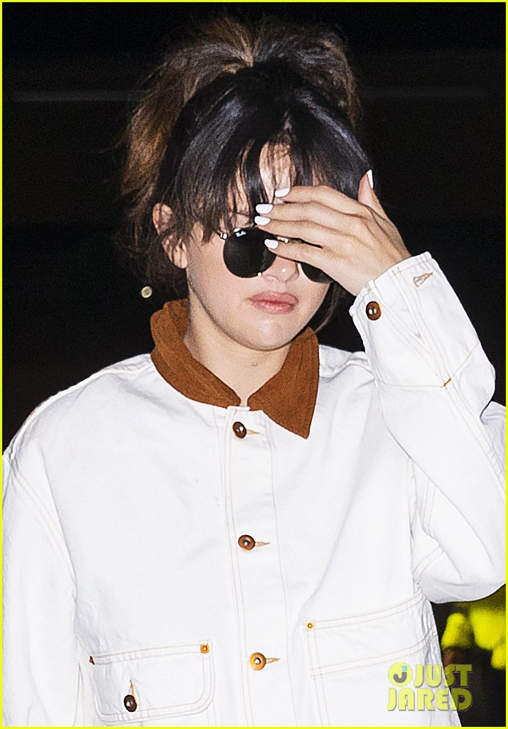 selena gomez lo ve buon ba, lien tuc che mat khi xuat hien o san bay hinh 4