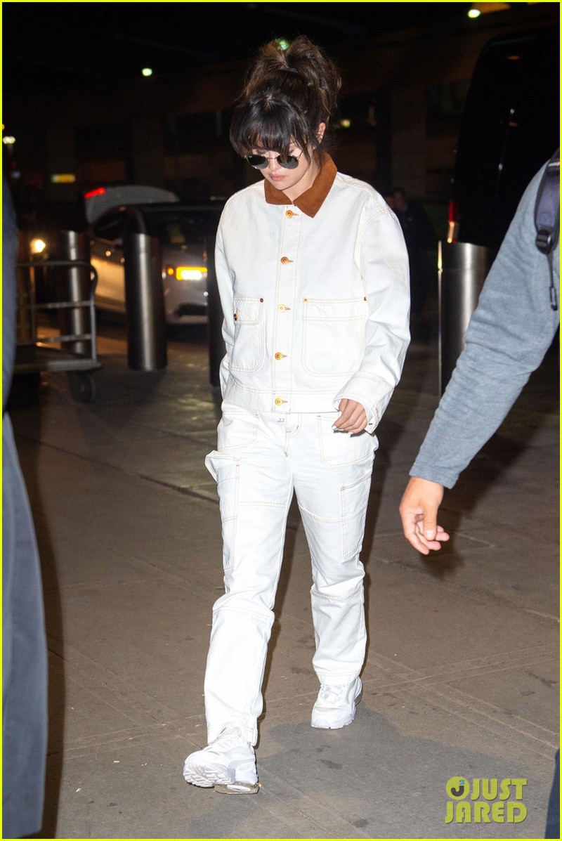 selena gomez lo ve buon ba, lien tuc che mat khi xuat hien o san bay hinh 5