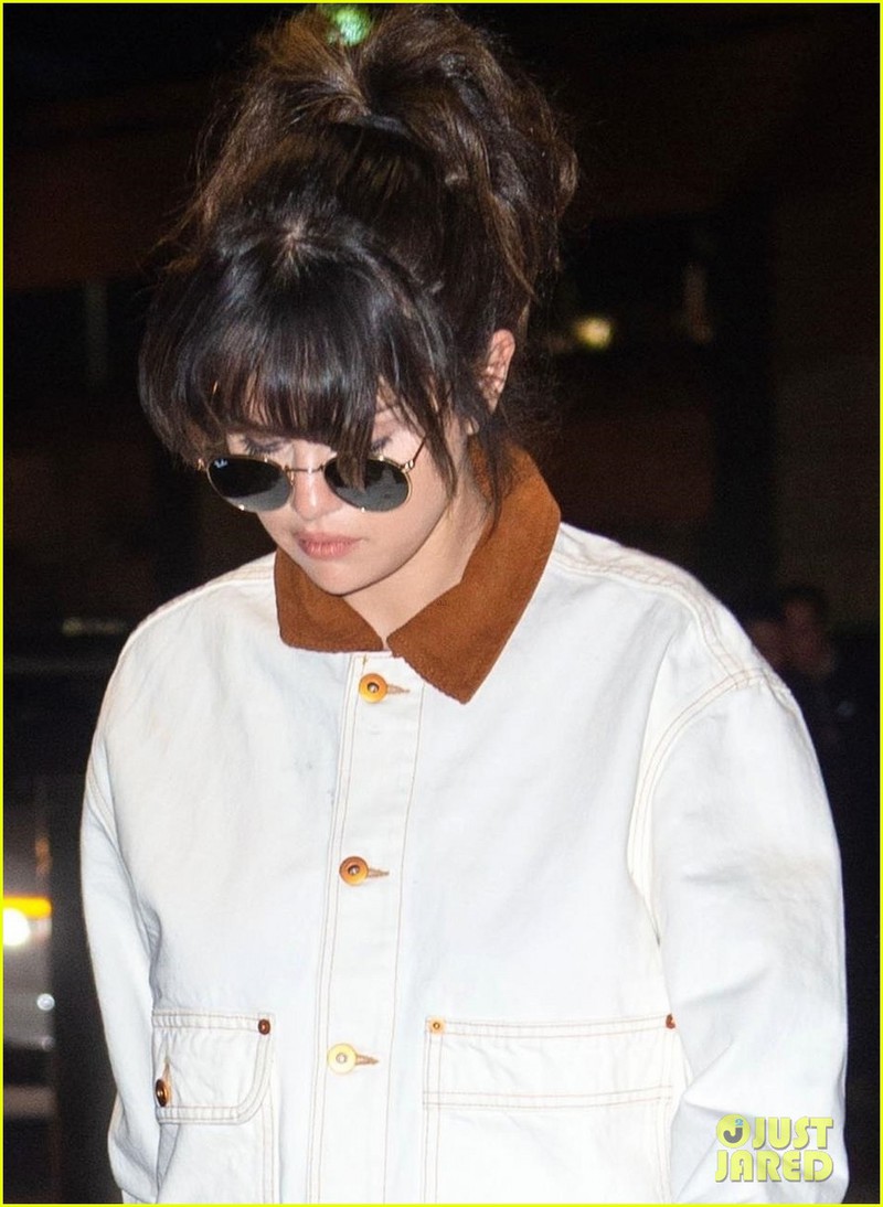 selena gomez lo ve buon ba, lien tuc che mat khi xuat hien o san bay hinh 7