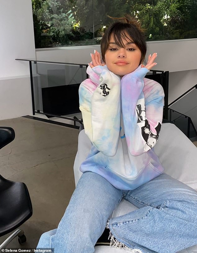 selena gomez lo ve buon ba, lien tuc che mat khi xuat hien o san bay hinh 8