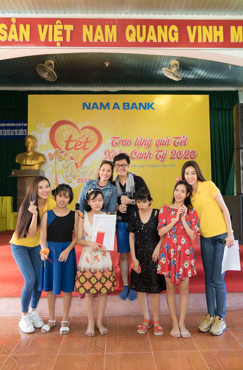 khanh van va kim duyen do nhan sac ruc ro khi di lam tu thien hinh 2