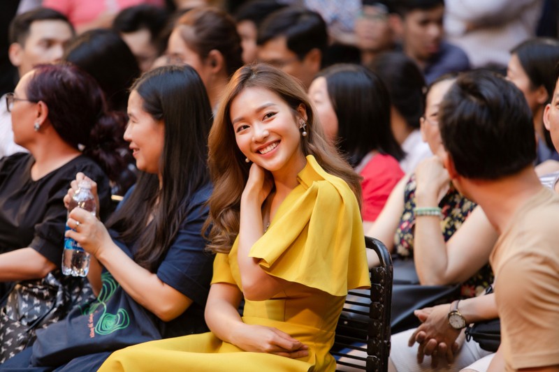 kha ngan khoe ve dep trong veo, gay nao loan duong sach tp hcm hinh 3
