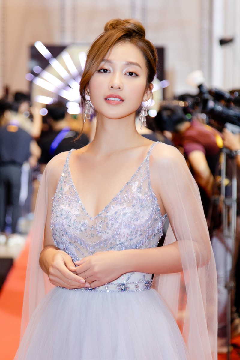 kha ngan khoe ve dep trong veo, gay nao loan duong sach tp hcm hinh 5