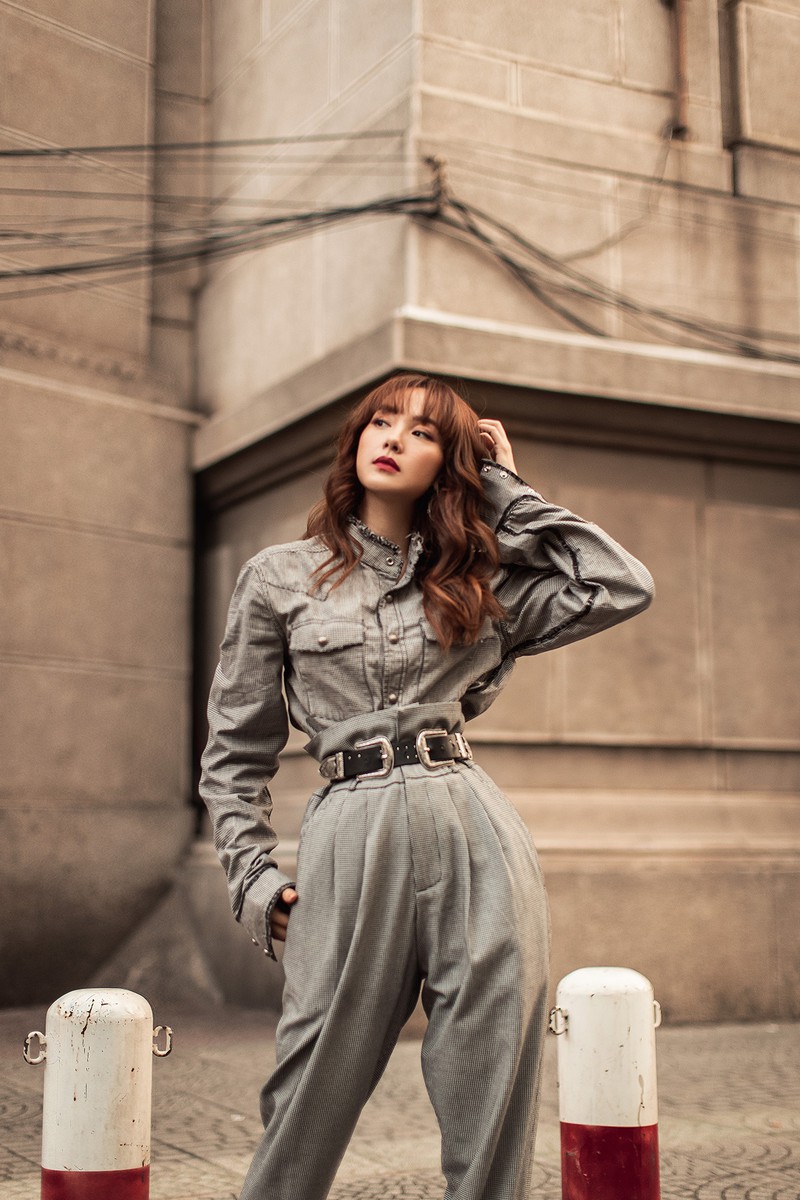 minh hang sanh dieu, khoe eo thon xuong pho trong bo anh moi hinh 1