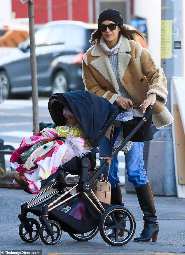 "chan dai" irina shayk xinh dep dua con gai cung ra pho di dao o my hinh 1