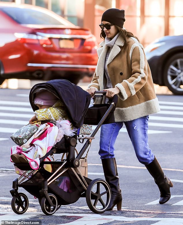"chan dai" irina shayk xinh dep dua con gai cung ra pho di dao o my hinh 2
