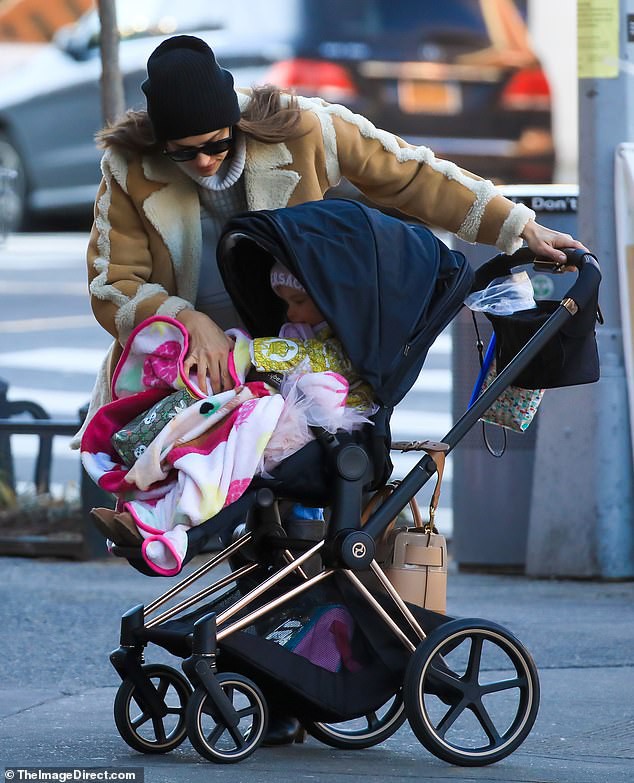 "chan dai" irina shayk xinh dep dua con gai cung ra pho di dao o my hinh 3