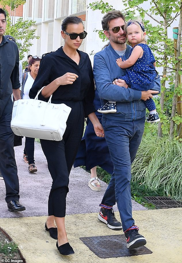 "chan dai" irina shayk xinh dep dua con gai cung ra pho di dao o my hinh 9