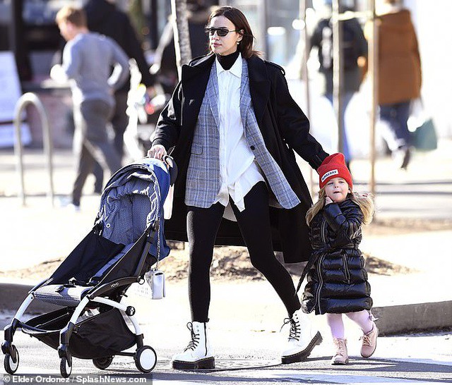 "chan dai" irina shayk xinh dep dua con gai cung ra pho di dao o my hinh 8