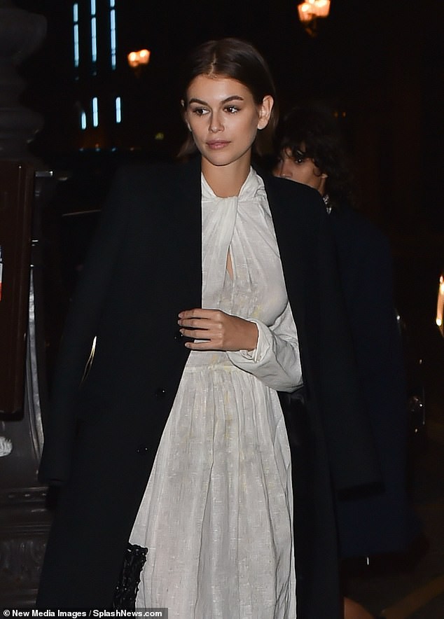 con gai cindy crawford dieu da du tiec sau khi chia tay ban trai  hinh 2