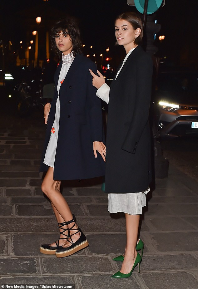con gai cindy crawford dieu da du tiec sau khi chia tay ban trai  hinh 3