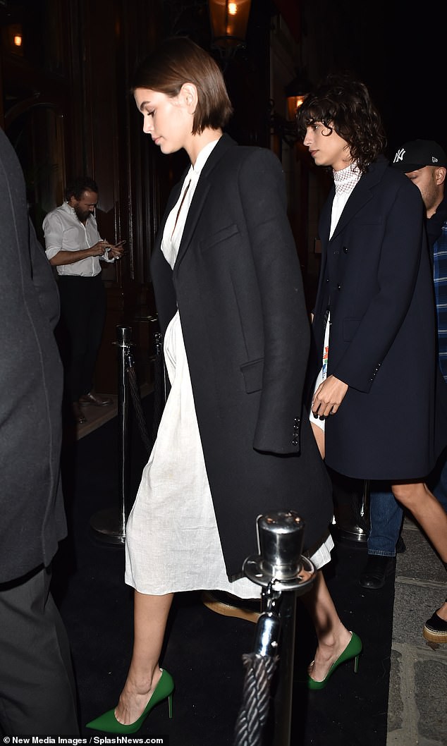 con gai cindy crawford dieu da du tiec sau khi chia tay ban trai  hinh 4