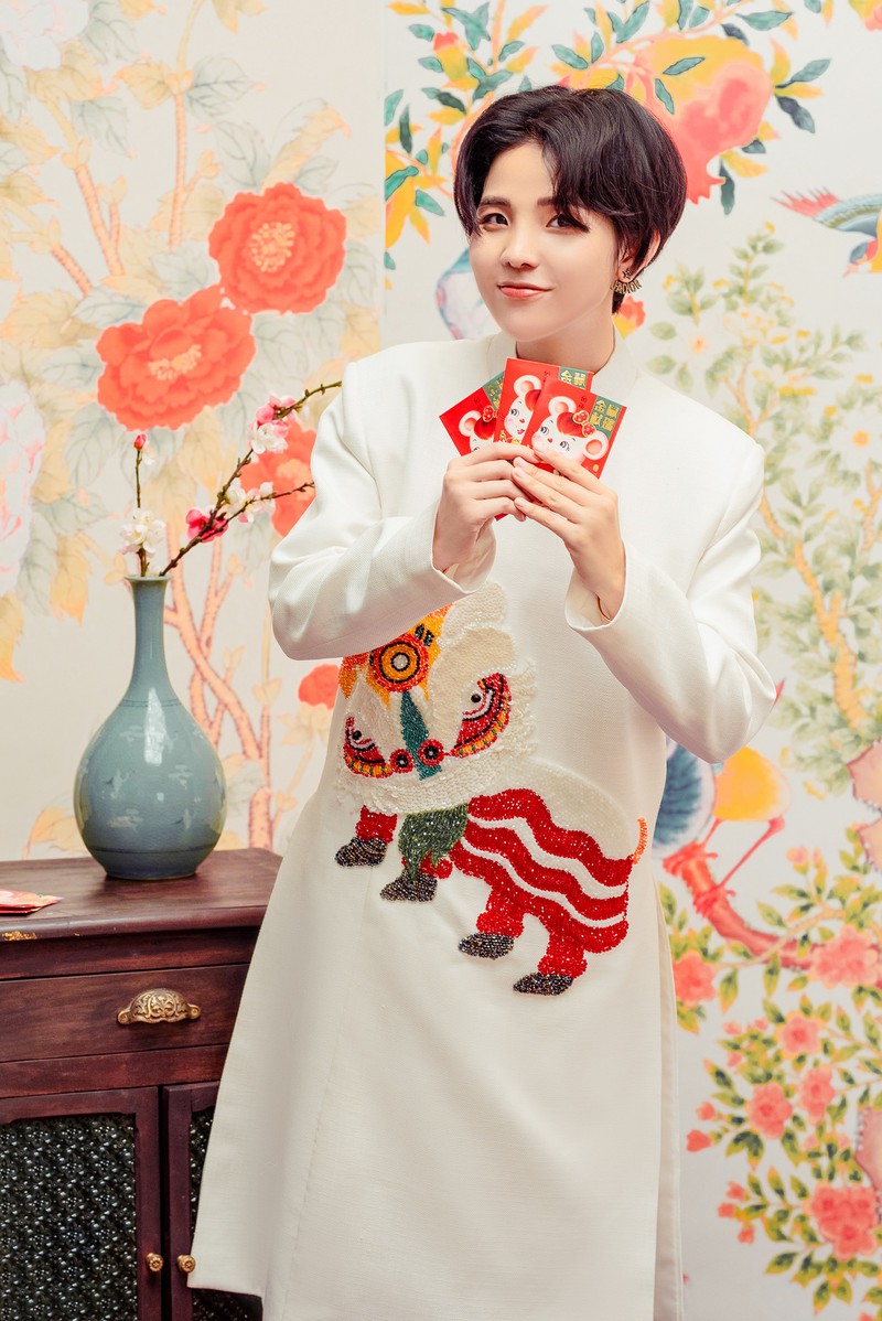 vu cat tuong dien ao dai ngot ngao, tang fan bo anh tet dang yeu hinh 1