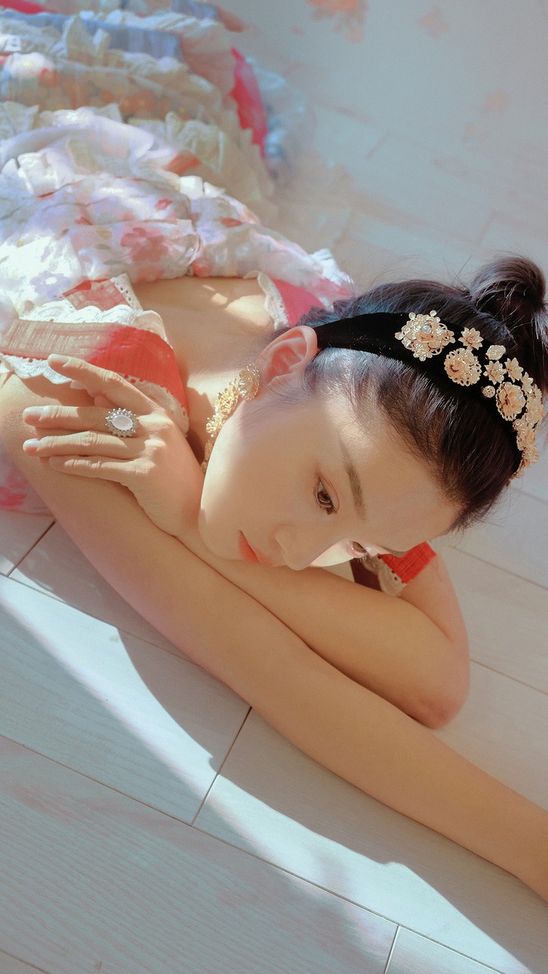 hoang yen chibi lan dau tien don giao thua cung me tren quan bar hinh 11