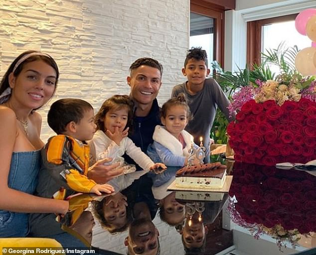 ban gai doi cach xung ho, goi ronaldo la "chong" trong tiec sinh nhat hinh 1