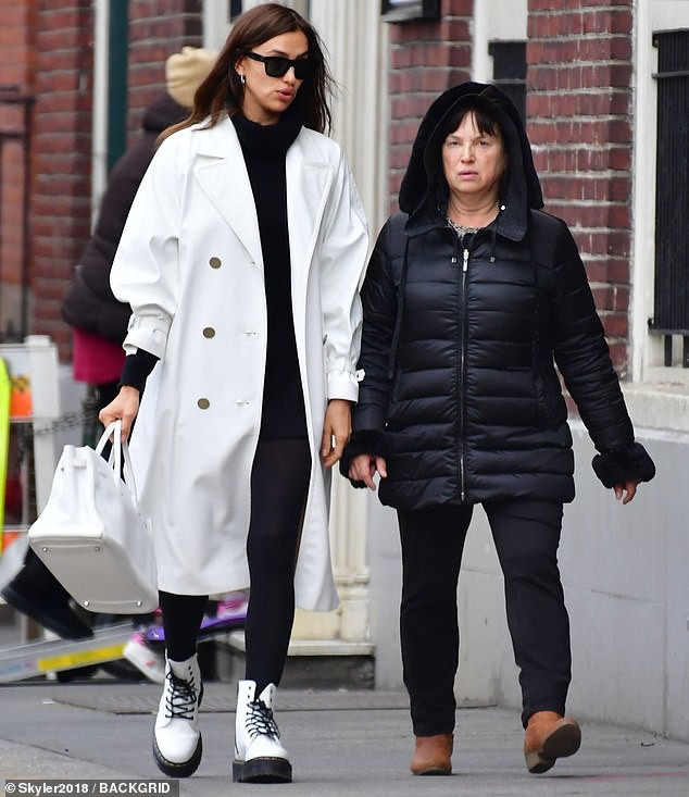 "chan dai" irina shayk xinh dep, rang ro di mua sam cung me  hinh 1