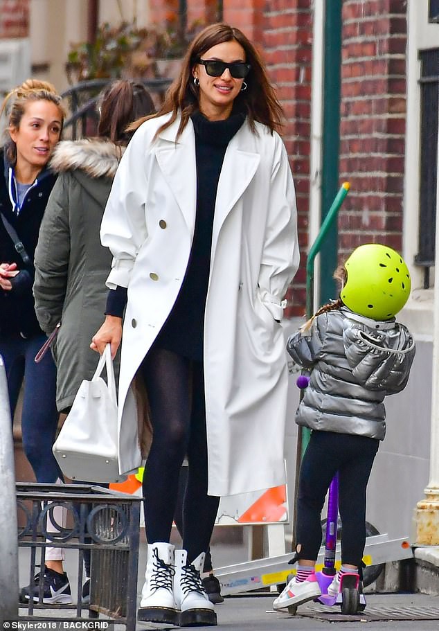 "chan dai" irina shayk xinh dep, rang ro di mua sam cung me  hinh 2