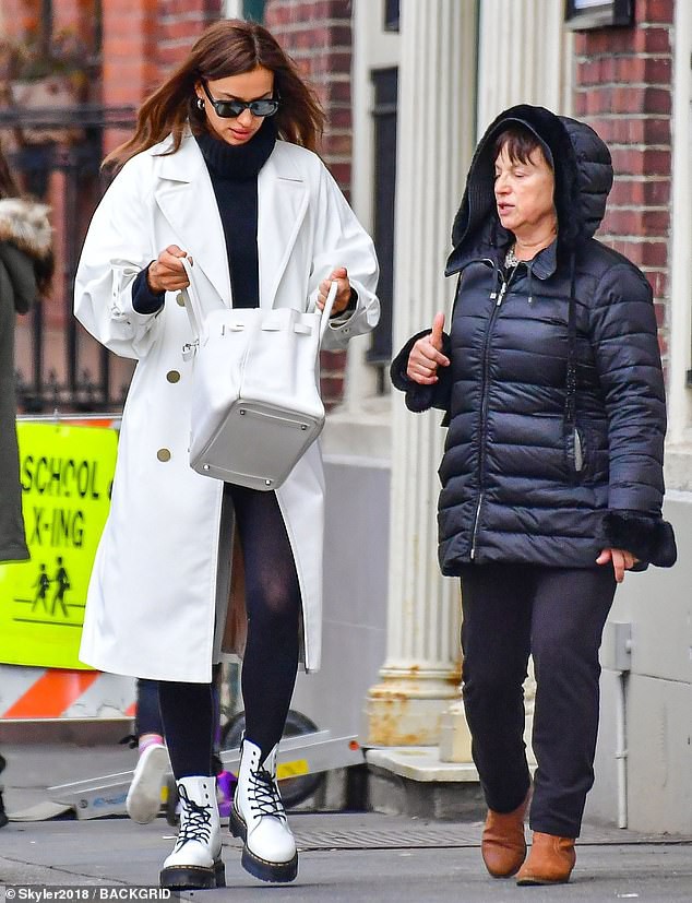 "chan dai" irina shayk xinh dep, rang ro di mua sam cung me  hinh 3