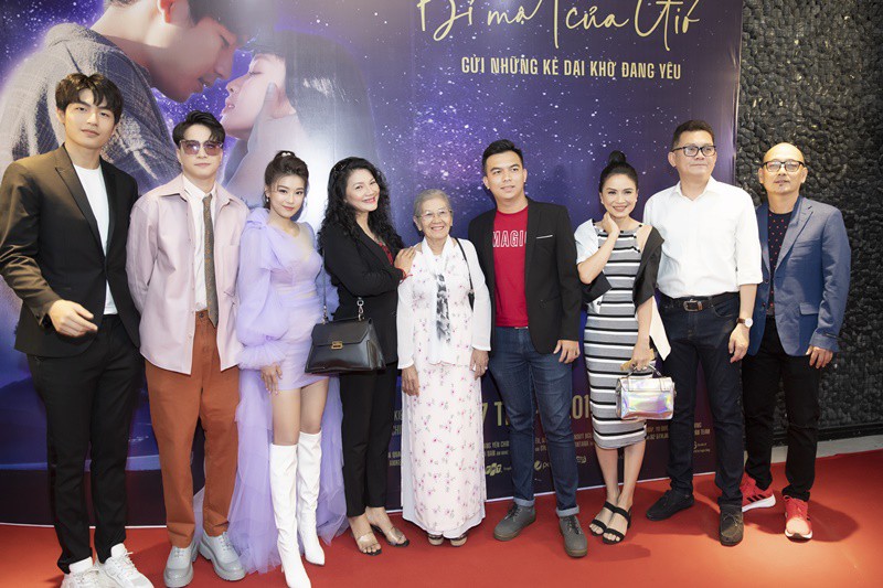 hoang yen chibi dien vay tim rim dieu da, deo khau trang ra mat phim hinh 1