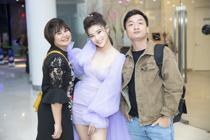 hoang yen chibi dien vay tim rim dieu da, deo khau trang ra mat phim hinh 5