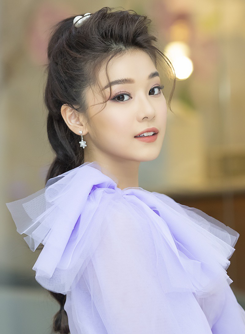 hoang yen chibi dien vay tim rim dieu da, deo khau trang ra mat phim hinh 6